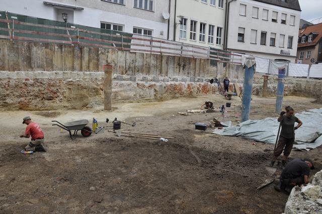 Beginn der Ausgrabungen mit dem Putzen des ersten Planums (Ansicht von Südwesten)