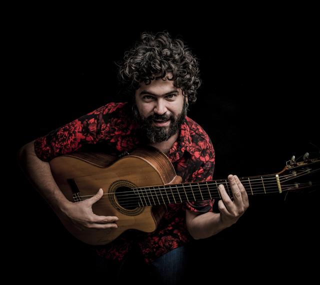 Chiki Lora singt und spielt bei der Spanischen Nacht am 23. Juni.