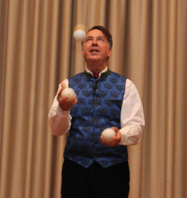 Johannes Warth hielt einen höchst unterhaltsamen und motivierenden Erlebnisvortrag – samt Jonglage mit bis zu fünf Bällen.