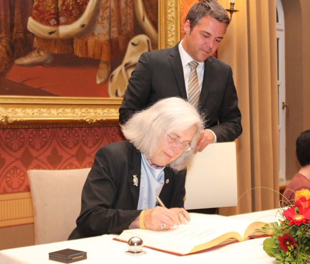 Helga Inderwies wurde mit der Goldenen Stadtmedaille ausgezeichnet. Sie trug sich, wie die anderen Geehrten auch, ins Goldene Buch der Stadt Pfaffenhofen ein.