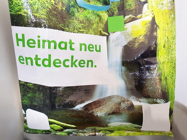 Geschmackloser Humor: "Heimat neu entdecken" steht auf dieser Plastiktüte, in der drei Schuhkartons mit insgesamt zwölf Vögeln untergebracht waren. (Foto: Lob)