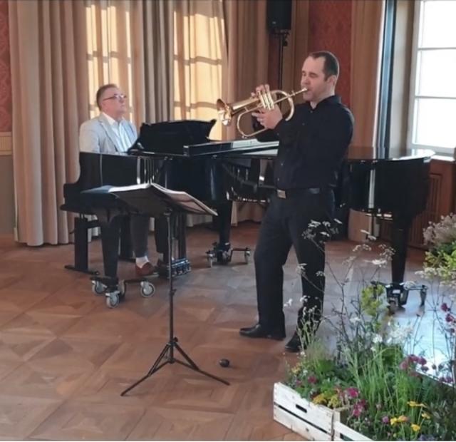 Reinhard Greiner am Flügelhorn und Professor Peter Wittrich am Klavier von der Städtischen Musikschule spielten beschwingt-fröhliche Musik