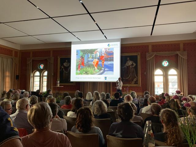 Mario Dietrich, Leiter Team Stadtgrün, informiert die Besucher über die Möglichkeiten der bienenfreundlichen Gartengestaltung