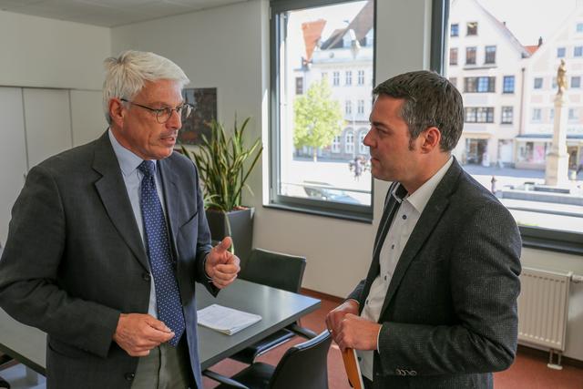 Bürgermeister Thomas Herker im Gespräch mit dem Botschaftsrat Peter Vermeji