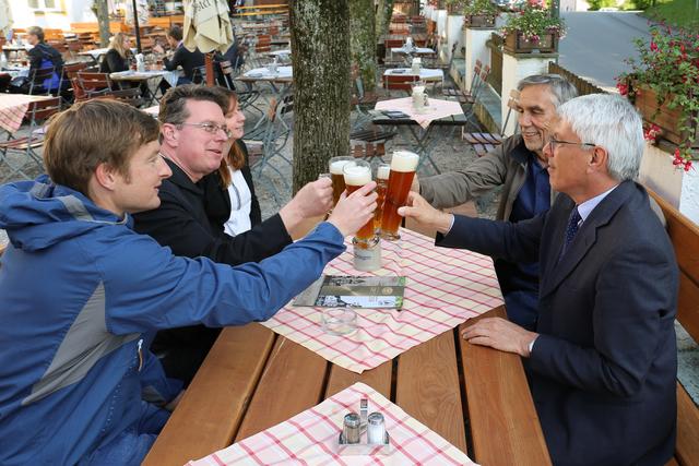 Bei der abschließenden Brotzeit im Kloster Scheyern (Von links nach rechts: Dr. Peter Stapel, Pater Lukas, Anna Meyer, Joseph Amberger, Peter Vermeji)