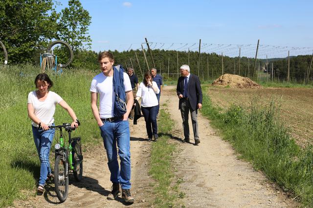 Bei der Besichtigung des Thalhofs der Familie Weichselbaumer (Von links nach rechts: Barbara Weichselbaumer, Dr. Peter Stapel, Michael Weichselbaumer, Anna Meyer, Joseph Amberger, Peter Vermeji)