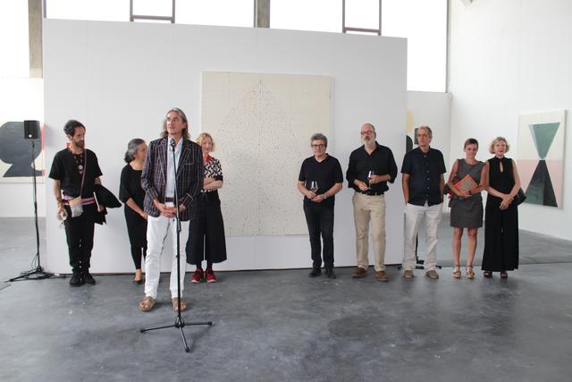 Norbert Käs (am Mikrofon) mit den acht Künstlerinnen und Künstlern aus Barcelona