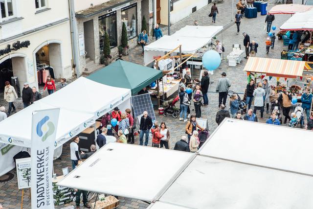 Beim „Marktplatz der Weltretter“ können
Initiativen, Vereine und Unternehmen zeigen, wie sie sich für den Klimaschutz engagieren.