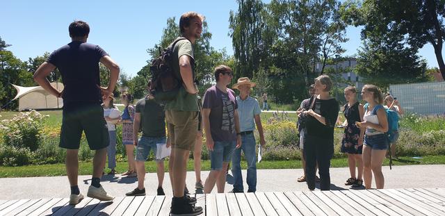 Im Bürgerpark diskutierte die Besuchergruppe mit dem Team Stadtgrün über die weitere Entwicklung und zukünftige Nutzung des ehemaligen Gartenschaugeländes.