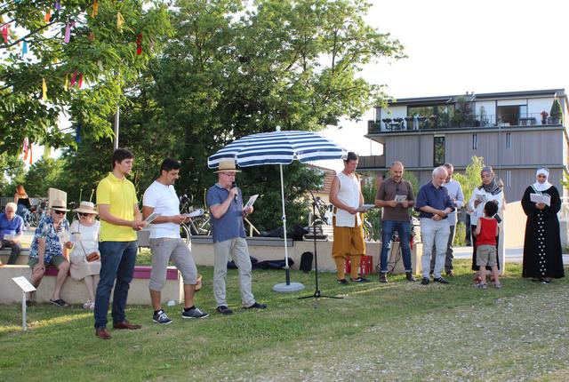 Vertreter der beteiligten Kirchen und Religionsgemeinschaften mit Sepp Steinbüchler bei der Segnung der Friedensstele.