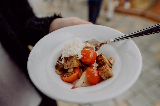 Tomaten-Brot-Salat mit Bergkäse | Foto: Lukas Sammetinger