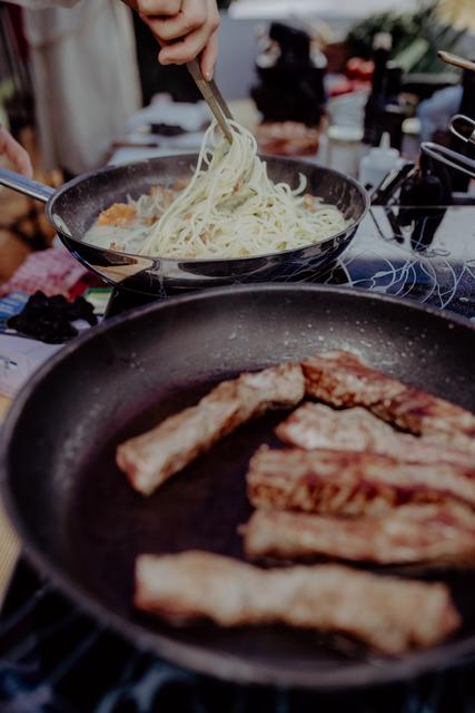 Kartoffel-Spaghetti mit gebratenen Pilzen, Rinderrücken von der Fetten Alte Kuh und Schnittlauchsauce. | Foto: Lukas Sammetinger