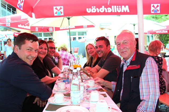 Der Tisch der Ehrengäste u.a. v.l. Christoph Höchtl, Kathrin Maier, Pfarrer George Spanos, Verena Kiss Lohwasser, Thomas Herker