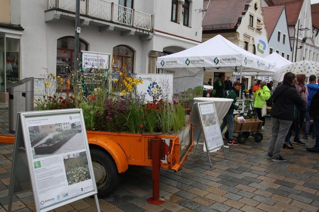 Anhänger mit bienenfreundlichen Staudenbeeten präsentiert von den Stadtwerken.