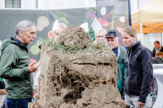 Regenwürmer inklusive – so sieht ein gesunder, fruchtbarer Boden aus. Diesen
eineb Kubikmeter großen Erdklumpen konnten Besucher beim Stand der Bodenallianz genau unter die Lupe nehmen. | Foto: Lukas Sammetinger