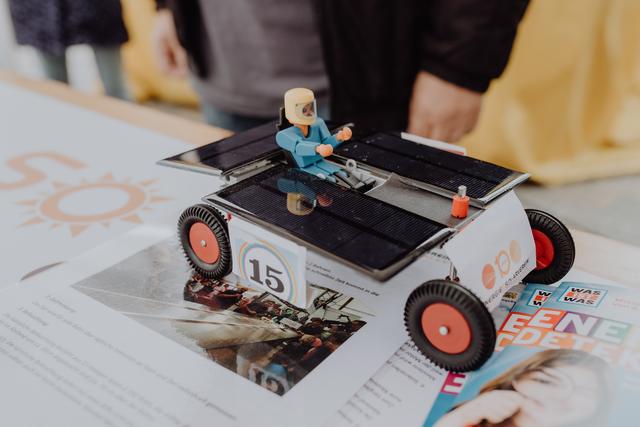 Der Energie- und Solarverein bastelte mit Kindern Solarflitzer für die Teilnahme am zweiten Solar-Cup im Herbst. | Foto: Lukas Sammetinger