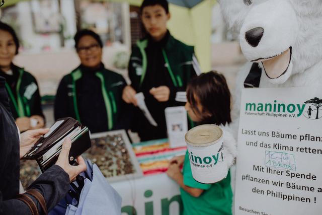 Auf dem „Marktplatz der Weltretter“ zeigten Initiativen, Vereine und Unternehmen, wie sie sich für den Klimaschutz engagieren. | Foto: Lukas Sammetinger