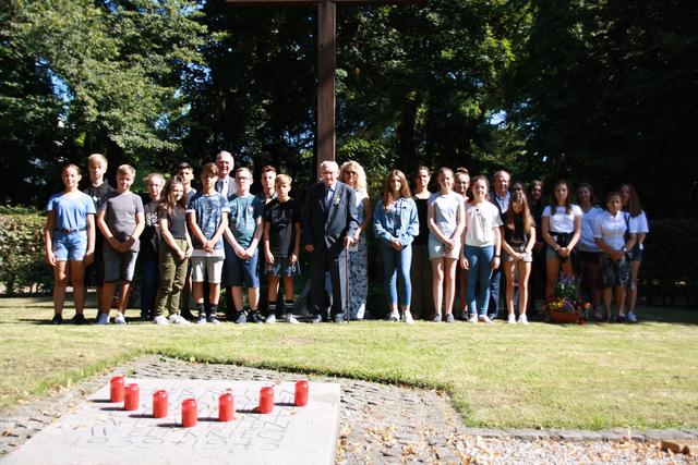 Die 7d der Mittelschule Pfaffenhofen mit dem Zeitzeugen und den Politikern