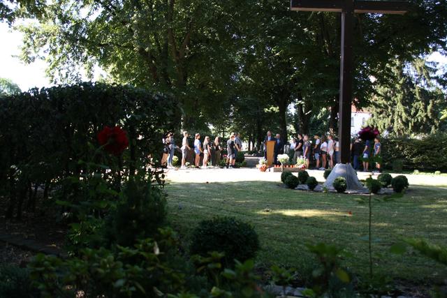 Schülerinnen und Schüler zusammen mit Nikolaus Ostermeier, Alt-Bürgermeister Hans Prechter und dem stv. Landrat Anton Westner