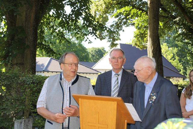 Erinnern v.l. Alt-Bürgermeister Hans Prechter, der stellvertretende Landrat Anton Westner und Zeitzeuge Nikolaus Ostermeier