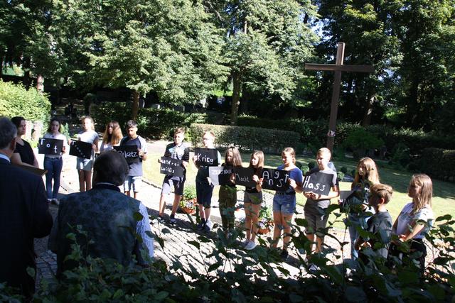 Schülerinnen und Schüler der Mittelschule haben Plakate zum Thema Krieg angefertigt