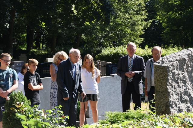 Gedenken an der Grabstätte der Zwangsarbeiterinnen und Zwangsarbeiter