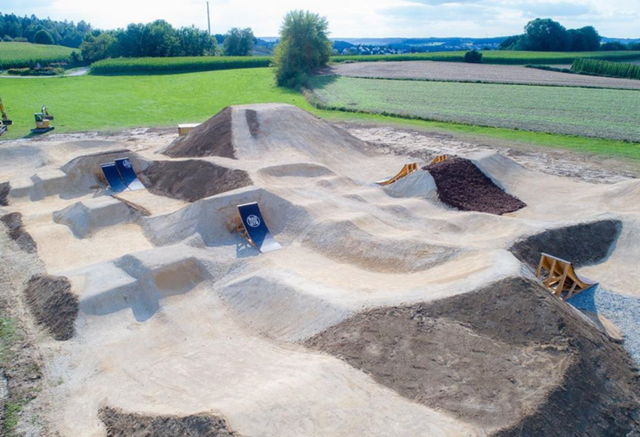 Der Dirt Park ist weitgehend fertiggestellt, jedoch muss sich das Material noch setzen und das Saatgut anwachsen.