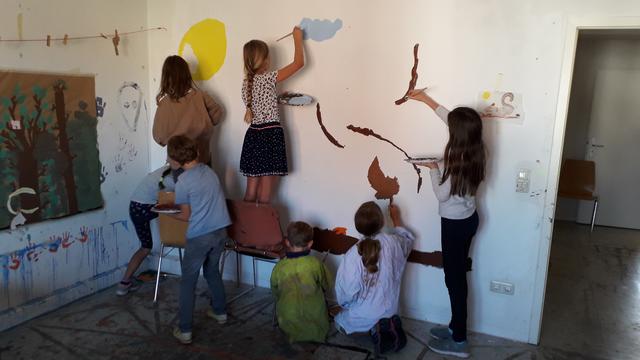 In der Kunstschule wird die Wand angemalt.