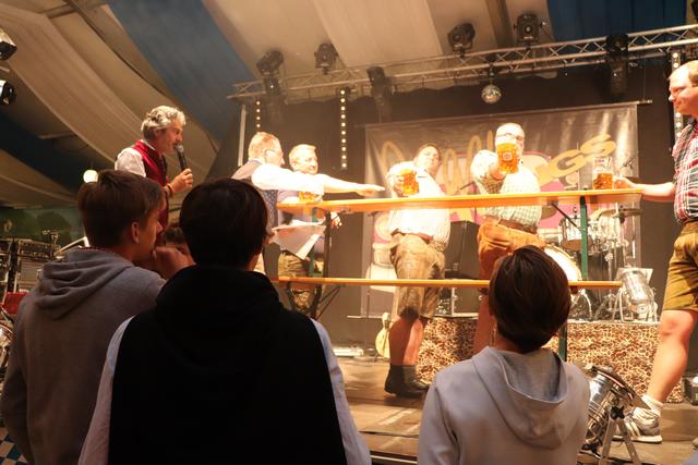 Das Publikum fieberte beim Maßkrug-Stemmen mit.