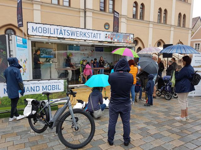 Im Juli konnten Bürger eine ganze Woche lang mit dem Mobilitätsteam der Stadtwerke vor dem Rathaus über Mobilität diskutieren und sich aktiv in die Initiative „mitanand mobil“ einbringen.