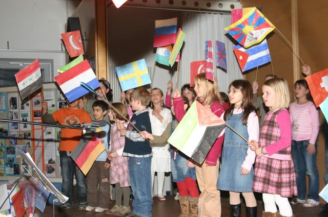 Mit vielen bunten Fähnchen eröffneten Kinder die 1. Interkulturellen und Interreligiösen Wochen 2008 in Pfaffenhofen.