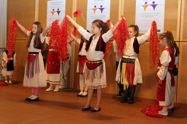 Die Kinder- und Jugend-Tanzgruppe des albanisch-deutschen Kulturvereins Sali Cekaj
