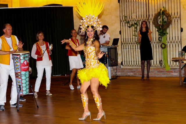 Die brasilianische Tänzerin Francisca Gruteser und der Trommler Charly Böck | Foto: Frank Stolle