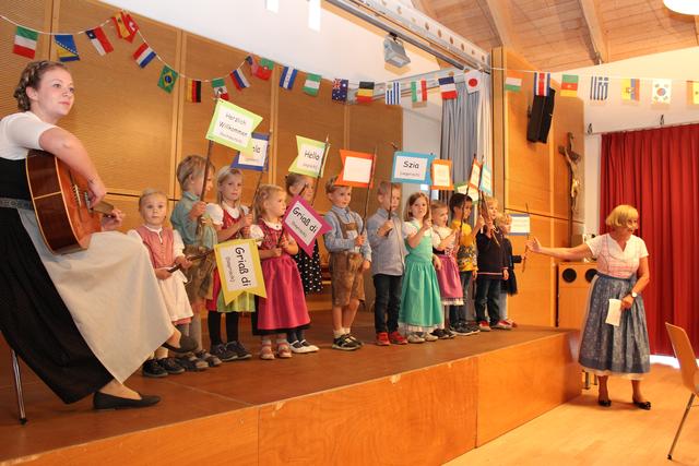 Mädchen und Buben des Kindergartens St. Michael hießen die Besucher des Kulturfestes in verschiedenen Sprachen willkommen.