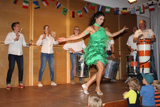 Die Tänzerin Francesca Gruteser und der Trommler Charlie Böck mit seiner fetzigen Gruppe Sambapito
