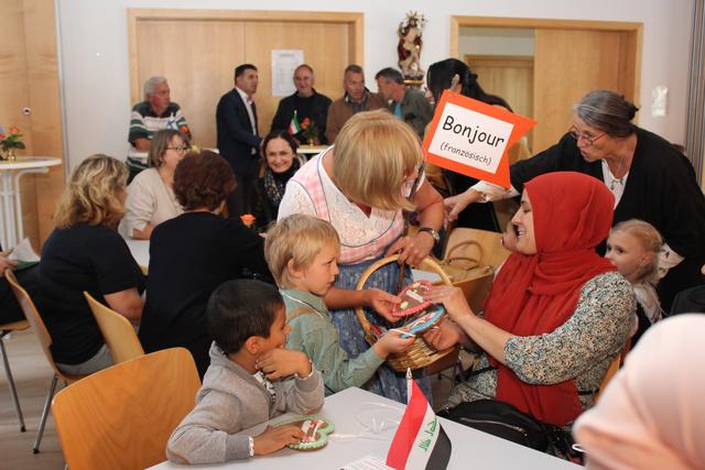 Die Kinder verteilten viele bunte Lebkuchenherzen mit der Aufschrift "mitanand".