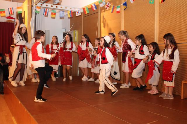 Die Kinder- und Jugendtanzgruppe des Albanisch-Deutschen Kulturvereins Sali Çekaj