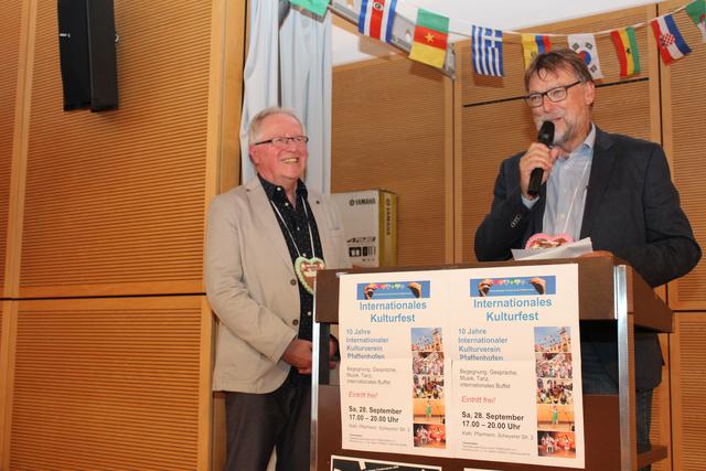 Landrat Martin Wolf (rechts) und IKVP-Vorsitzender Sepp Steinbüchler