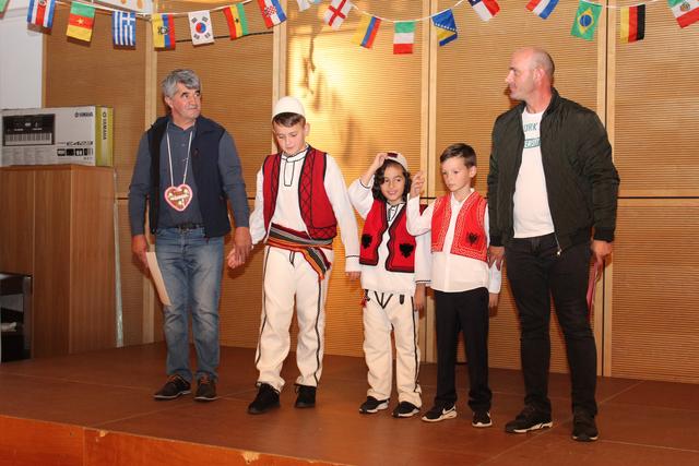 Die Kinder- und Jugendtanzgruppe des Albanisch-Deutschen Kulturvereins Sali Çekaj mit ihren Leitern