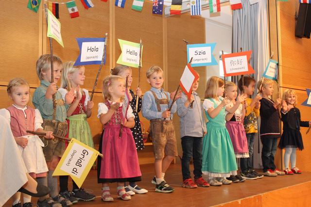 Mädchen und Buben des Kindergartens St. Michael hießen die Besucher des Kulturfestes in verschiedenen Sprachen willkommen.