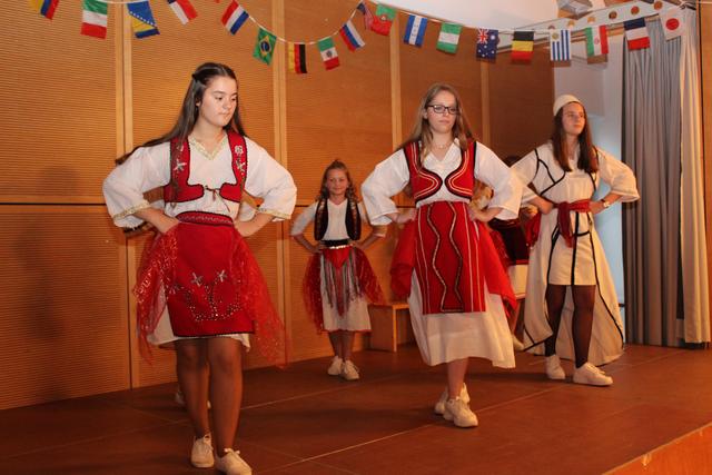 Die Kinder- und Jugendtanzgruppe des Albanisch-Deutschen Kulturvereins Sali Çekaj