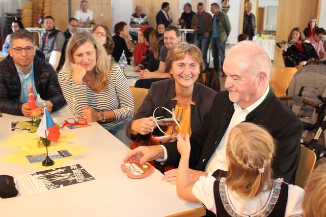 Die Kinder verteilten viele bunte Lebkuchenherzen mit der Aufschrift "mitanand".