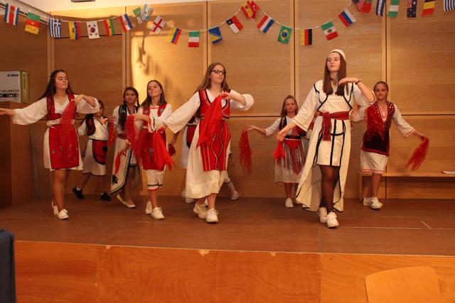 Die Kinder- und Jugendtanzgruppe des Albanisch-Deutschen Kulturvereins Sali Çekaj
