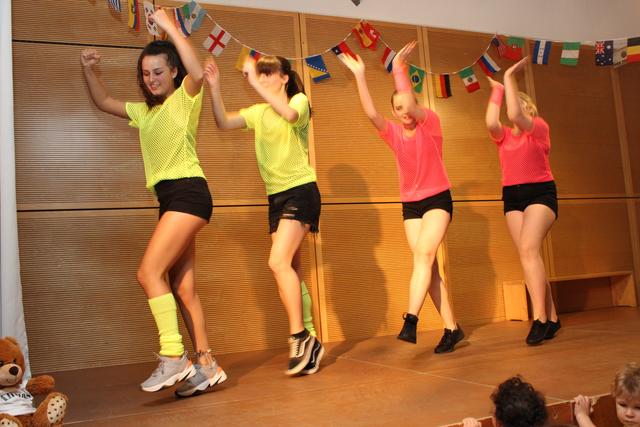 Jugendliche Tänzerinnen des Tanzstudios Scherg