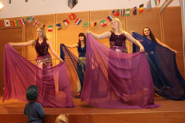 Jugendliche Tänzerinnen des Tanzstudios Scherg