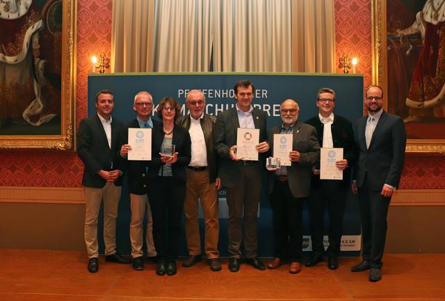 Bürgermeister Thomas Herker (links) und Klimareferent Andreas Herschmann (rechts) mit den Gewinnern: Den Publikumspreis für die Tafel nahmen Pfarrer Jürgen Arlt, Silvia Hiestand und Erich Schlotter entgegen. Über den Sonderpreis für besonders nachhaltiges Verhalten konnte sich Otmar Schaal vom Bund Naturschutz freuen. Den Preis für die höchste CO2-Einsparung erhielt die Bürgerenergie-Genossenschaft, vertreten durch Helmut Muthig. Der Jurypreis ging an Josef Glasmann für die Glasmann-Ingenieure.
