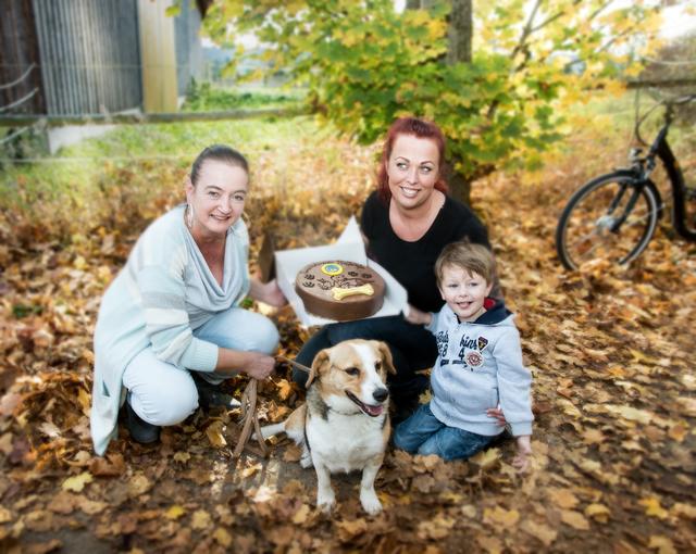 Gruppenbild mit Dame(n), Kind, Kuchen und "Köter" Lucky. (Entschuldigung Lucky, du bist der Liebste! Von allen! Es reimte sich bloß so schön.)                            Natürlich ist dieses Idyll eine bösartige Täuschung. Viel zu groß war der Besucher-Ansturm, als dass man sich hätte Zeit nehmen können für ein kleines Picknick im Herbstlaub.