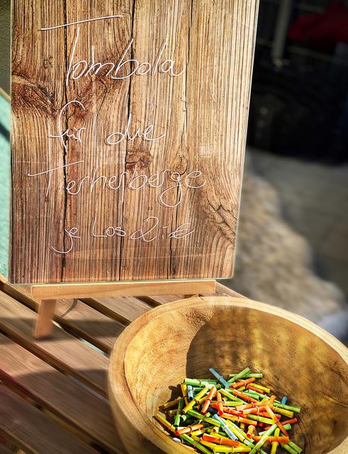 Tombola zugunsten der Tierherberge: 1 Los für 2 Euro. Wer nicht gewonnen hat, darf sich trösten damit, dass er die Herberge unterstützt hat.