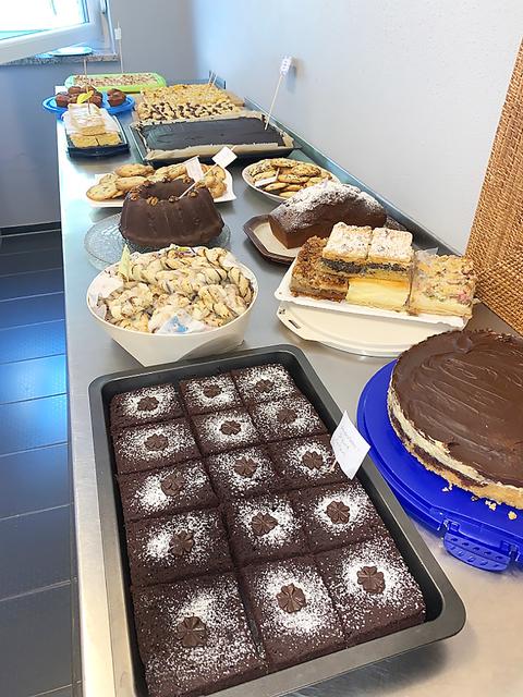 Teil des Buffets; insgesamt rund 20 Torten wurden aufgegessen. Man tat gleich doppelt Gutes: Sowohl dem Tierheim als auch dem Bäuchlein war geholfen