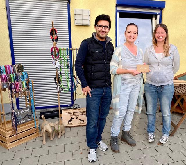 Manuela Braunmüller (Mitte), Vereins-Chefin, mit Jochen Kieler von "Pfoten24" und "Frau Hopfenseil" Carolin  Wessolek